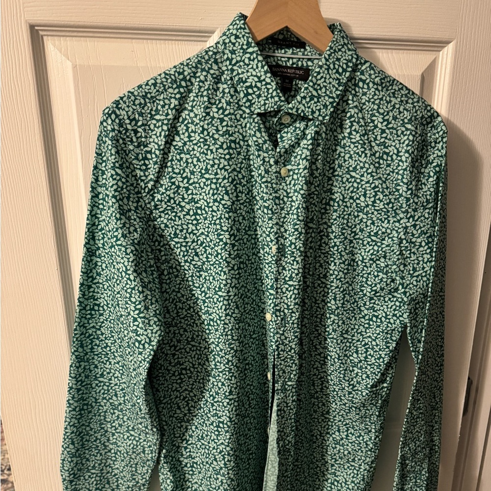 Banana Republuc dress shirt with unique leaf print